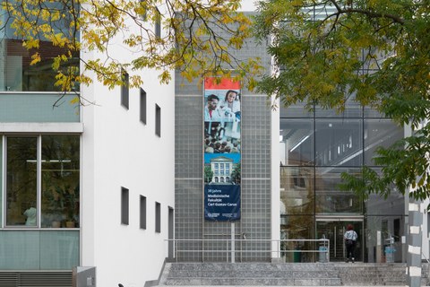 Blick auf modernes Hörsaalgebäude mit dem Banner "30 Jahre Medizinische Fakultät Carl Gustav Carus"