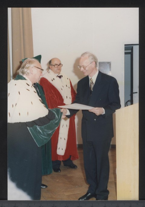 Staatsminister Prof. Meier (rechts im Bild) überreicht die Gründungsurkunde an den Rektor in Amtstracht (links im Bild).