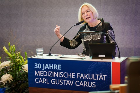Die ehemalige Bundeswissenschaftsministerin Prof. Johanna Wanka spricht hinter einem Rednerpult.