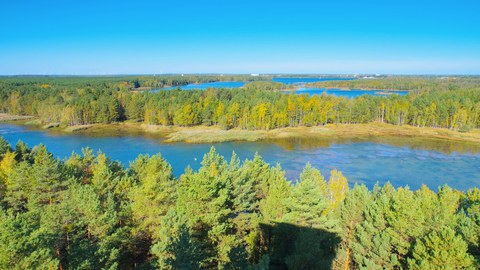 zwischen Wäldern sieht man blaue Seen