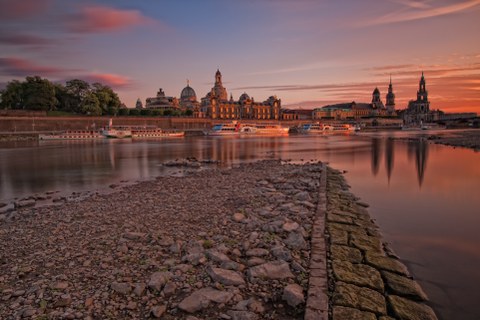 Abendstimmung mit Blick auf die Brühlsche Terrasse in Dresden, im Vordergrund ein Stück trockenes Flussbett