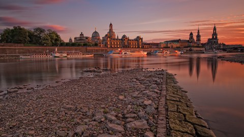 Abendstimmung mit Blick auf die Brühlsche Terrasse in Dresden, im Vordergrund ein Stück trockenes Flussbett