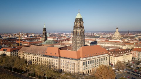 Luftbild auf das Dresdner Rathaus.
