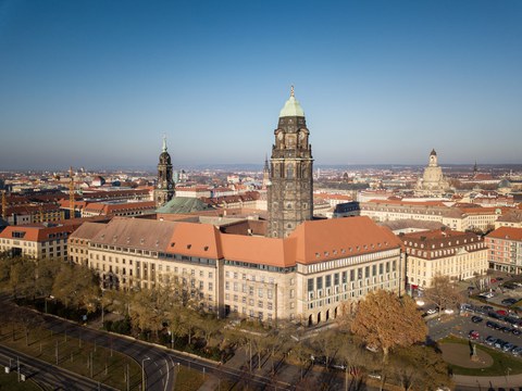 Luftbild auf das Dresdner Rathaus.