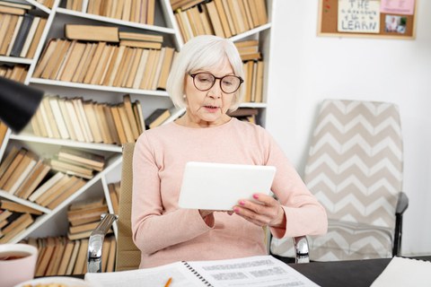 Ältere Dame bedient ein Tablet