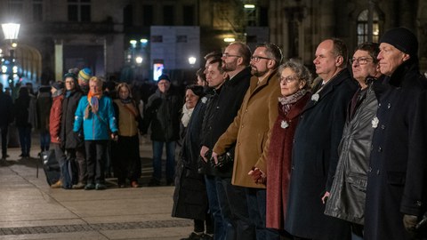 Menschen bilden eine Menschenkette