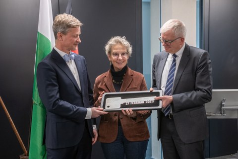 Dr. Handschuh, Rektorin und Hr. Vorjohann halten den symbolischen Schlüssel für den Foerster-Bau in der Hand.