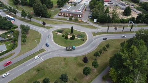 Blick von oben auf einen befahrenen Kreisverkehr.
