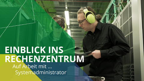 Fotoaufnahme von zwei Personen in einem Serverraum. Das Bild beinhaltet auch Grafikelemente bestehend aus transparenten Farbflächen (grün, gelb, blau) und dem Text: Einblick ins Rechenzentrum, Auf Arbeit mit ... Systemadministrator