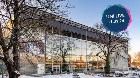 Hörsaalzentrum im Winter, oben rechts in einem blauen Sechseck "Uni Live, 11.01.24