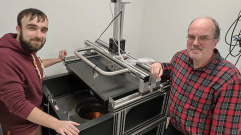 Steffen Turkat und Prof. Zuber am Detektor im Felsenkeller