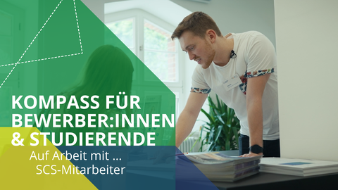 Foto eines Mannes, der an einem Tisch steht und leicht darüber gebeugt ist. Das Bild enthält zudem farbige Grafikflächen auf denen folgender Text steht: Kompass für Bewerber:innen & Studierende. Auf Arbeit mit ... SCS-Mitarbeiter