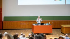 Prof. Hyman vor Hörer:innen im Vorlesungssaal
