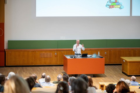 Prof. Hyman vor Hörer:innen im Vorlesungssaal