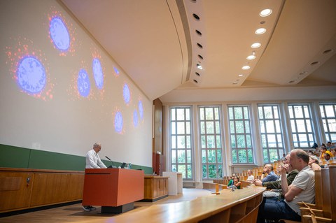 Prof. Hyman spricht zu Publikum im Hörsaal.