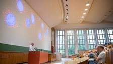 Prof. Hyman spricht zu Publikum im Hörsaal.