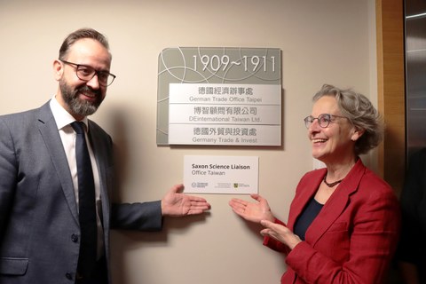 Wissenschaftsminister Sebastian Gemkow und die Rektorin der TU Dresden, Prof. Ursula Staudinger, vor dem neueröffneten wissenschaftli­chen Koordinierungs­büro in Taiwan.
