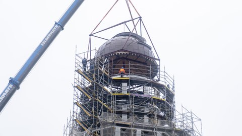Beyer-Bau der TU Dresden – Montage der Kuppel des Observationsturms