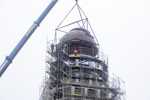 Beyer-Bau der TU Dresden – Montage der Kuppel des Observationsturms