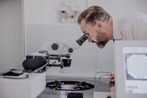 Sachsen Wissenschaftsminister Sebastian Gemkow verschafft sich einen Enblick in die Mikroelektronikforschung am NamLab der TU Dresden.