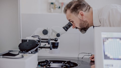 Sachsen Wissenschaftsminister Sebastian Gemkow verschafft sich einen Enblick in die Mikroelektronikforschung am NamLab der TU Dresden.