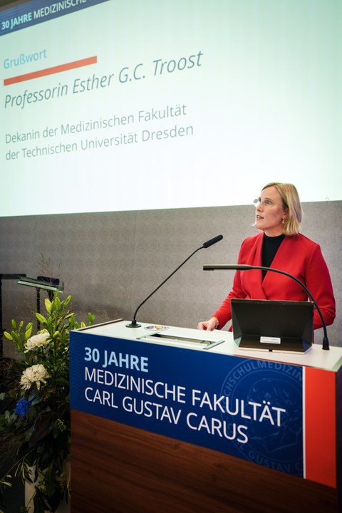 Die Dekanin der Medizinischen Fakultät, Prof. Esther Troost, spricht hinter einem Rednerpult.