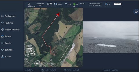 Screenshot von der Aufzeichnung eines Drohnenfluges. Links im Bild Blick auf eine Landschaft, der Weg der Drohne ist mit einem roten Pfeil markiert. Rechts ein Überblicksfoto eines Waldes mit einem See in der Mitte.
