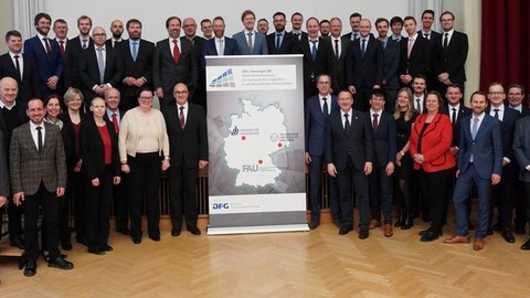 Gruppenfoto, das alle Mitglieder des Sonderforschungsbereichs/Transregio 285 zeigt.