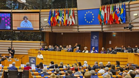Die Unterzeichnung des EUTOPIA-Abkommens fand im Europäischen Parlament während der akademischen Eröffnungssitzung der Vrije Universiteit Brussel statt. TUD-Rektorin Prof. Ursula M. Staudinger (Plenum, Bildmitte) und TUD-Studierende waren vor Ort dabei.