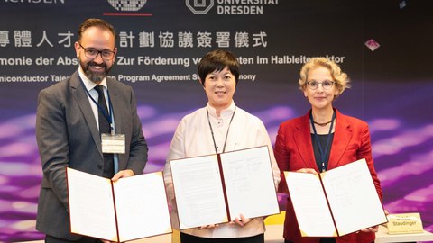 V.l.n.r.: Wissenschaftsminister Sebastian Gemkow, TSMC Senior-Vice-President, Lora Ho und die Rektorin der TU Dresden, Prof. Ursula Staudinger, nach der Unterzeichnung der Vereinbarung bei TSMC in Taichung.