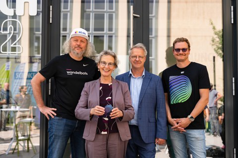 Fotoaufnahme von Prof. Frank Fitzek, Prof. Holger Boche, Prof.in Ursula Staudinger und Florian Sägebrecht (v. l. n. r.), die vor dem Modulgebäude launchhub42 stehen.