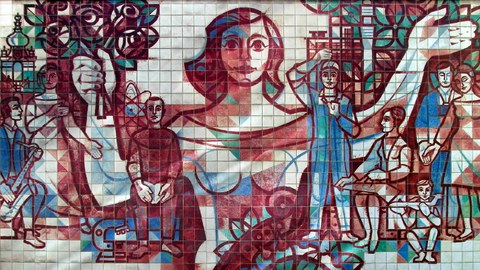 Kunstwerk aus quadratischen Kacheln in Rot- und Blautönen auf weiß. Im Vordergrund eine Frau mit offenen Armen, in der linken Hand hält sie einen Blumenstraß. Am linken Bildrand der Dresdner Zwinger, im Hintergrund mehrere Menschen.