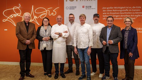 Gruppenfoto der Köche Marc Haeberlin, Christian Hümbs, Torsten Michel, Stefan Neugebauer und Joachim Wissler mit Katrin Stump, Prof.in Ursula Staudinger und Jürgen Dollase.