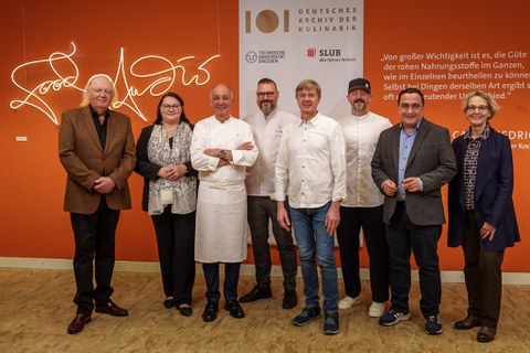 Gruppenfoto der Köche Marc Haeberlin, Christian Hümbs, Torsten Michel, Stefan Neugebauer und Joachim Wissler mit Katrin Stump, Prof.in Ursula Staudinger und Jürgen Dollase.