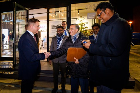 Fotoaufnahme des indischen Botschafters, Ajit Gupte, der Prof. Ronald Tetzlaff, CTIO der TU Dresden, die Hand schüttelt.