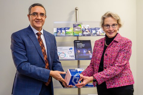 Fotoaufnahme von TUD-Rektorin Prof. Ursula Staudinger und dem indischen Botschafter in Deutschland, Ajit Gupte.