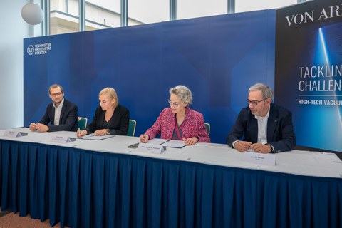 Carsten Deus, Head of Business Development VON ARDENNE, Pia von Ardenne, Geschäftsführende Direktorin VON ARDENNE, TUD-Rektorin Prof.in Ursula Staudinger und Jan Gerken, Kanzler der TUD, bei der Unterzeichnung der Kooperationsvereinbarung.