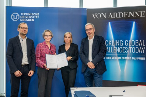 Carsten Deus, Head of Business Development at VON ARDENNE, TUD Rector Prof. Ursula Staudinger, Pia von Ardenne, Managing Director at VON ARDENNE, and Jan Gerken, Chancellor of TUD, at the signing ceremony for the cooperation agreement. 