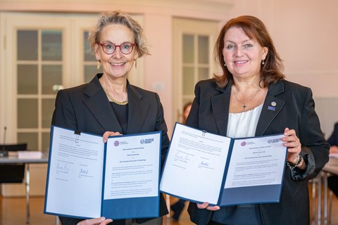 Foto von Prof.in Ursula Staudinger, Rektorin der TU Dresden und Prof.in Milena Králíčková, Rektorin der Karl-Universität. Beide halten eine unterzeichnete Kooperationsvereinbarung ins Bild.