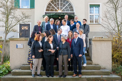 Gruppenfoto von Vertreter:innen der Karls-Universität Prag und der TU Dresden auf der Treppe vor dem Rektoratsgebäude der TUD.