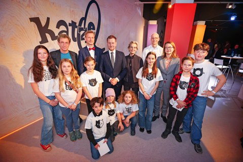 Gruppenfoto mit Erwachsenen und Kindern