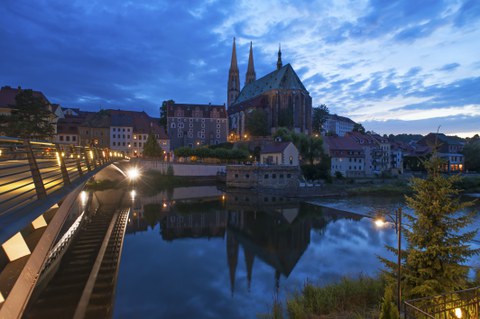 Foto: Blick vom polnischen Görlitz auf die Peterskirche und die Altstadtbrücke über die Neiße.