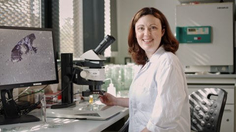 Porträtfoto Prof. Anna Isaeva im Labor.