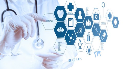 Grafik einer Person in weißem Kittel, Handschuhen und Stethoskop, die auf eine vor ihn projizierte Anreihung von Sechsecken zeigt. Diese sind mit verschiedenen Symbolen aus der Medizin, wie zb. Reagenzgläser, Auge und Mikroskop, in blau-weiß gefüllt sind.