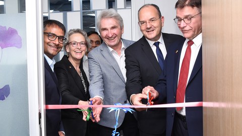 Bibhu Mishra, Leiter des wissenschaftlichen Koordinationsbüros, TUD-Rektorin Prof. Ursula Staudinger, Prof. Andreas Pinkwart, Direktor TUD|excite, Prof. Jacques Rohayem, Vorstand TUDAG, und Prof. Ronald Tetzlaff, CTIO TU Dresden.