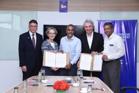 Prof. Ronald Tetzlaff, CTIO der TU Dresden, TUD-Rektorin Prof.in Ursula Staudinger, Natarajan Malupillai Group CEO IITM Research Park, Prof. Andreas Pinkwart, TUD|excite, und Prof. Radhakrishna G. Pillai, Professor In-charge IITM Research Park.