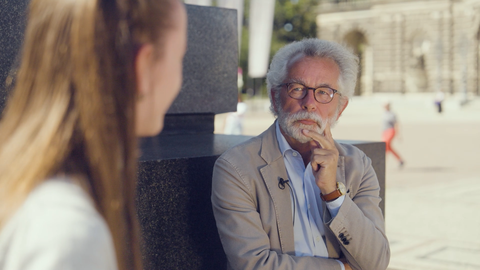 Fotoaufnahme von Politikwissenschaftler Hans Vorländer, der sich im Gespräch mit einer Frau befindet.