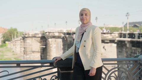 Porträtaufnahme der Soziologin Youmna Fouad vor der Dresdner Augustusbrücke.