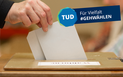 Fotoaufnahme einer Hand, die einen Wahlzettel in den Schlitz einer Wahlurne steckt. Das Bild enthält zudem eine Grafik mit dem Text: TUD Für Vielfalt #GehWählen.