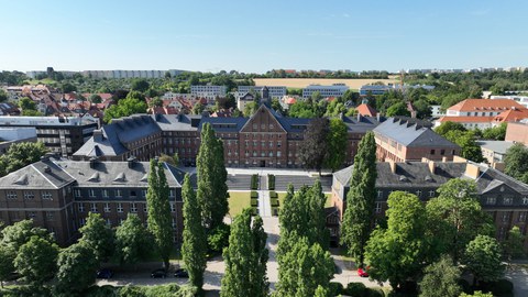 Blick aus der Luft auf den Campus der TU Dresden, im Zentrum der Försterbau.